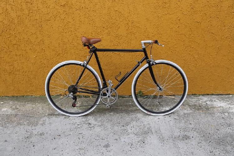 BICICLETA CLÁSICA CON CASCO. PEREIRA - DOSQUEBRADAS..