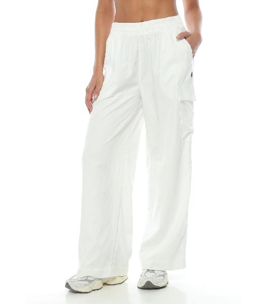 Pantalón cargo bota amplia, color blanco para mujer